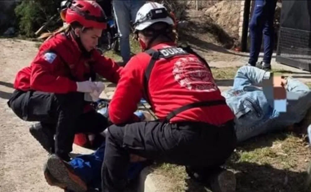 Bomberos rescataron a un hombre que cayó de un techo y quedó con una reja incrustada en la pierna en Mina Clavero. (Foto: Policía de Córdoba)