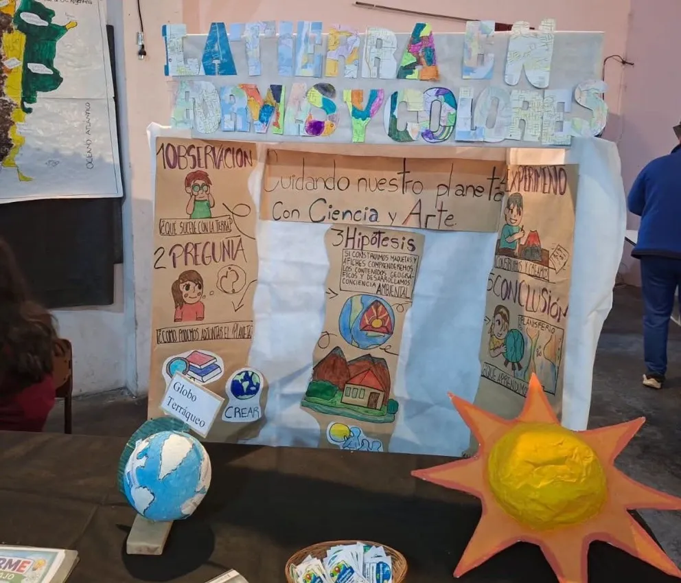 “Tierra en forma y colores” es coordinado por María Lucero, profesora de Geografía, y Mónica Escudero, profesora de Educación Artística. Ambas docentes acompañaron el proceso interdisciplinario.