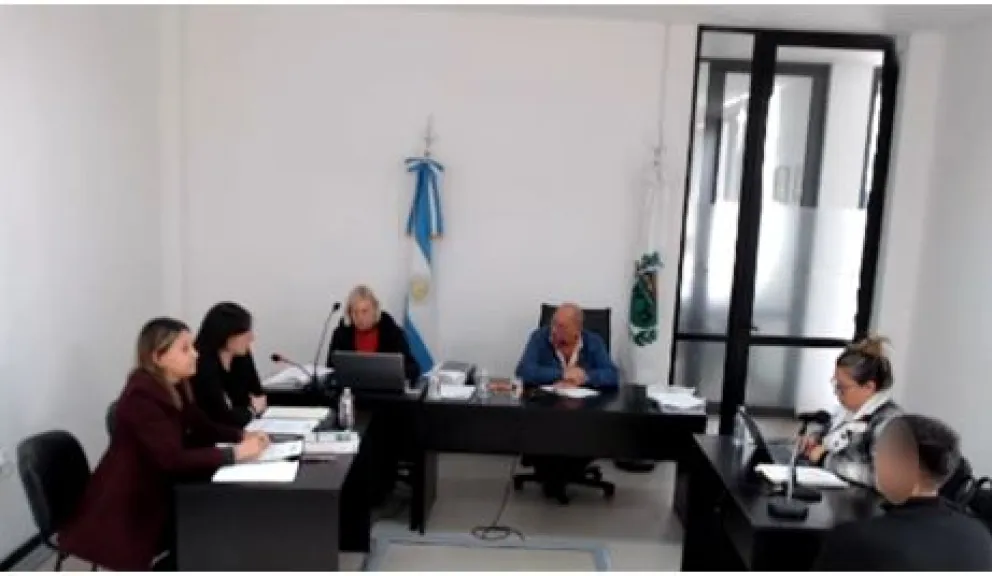 La Fiscalía sostiene que el docente habría iniciado comunicaciones con la adolescente mediante Instagram y WhatsApp. En esos intercambios le habría realizado preguntas de índole sexual y propuesto encuentros fuera del ámbito escolar.