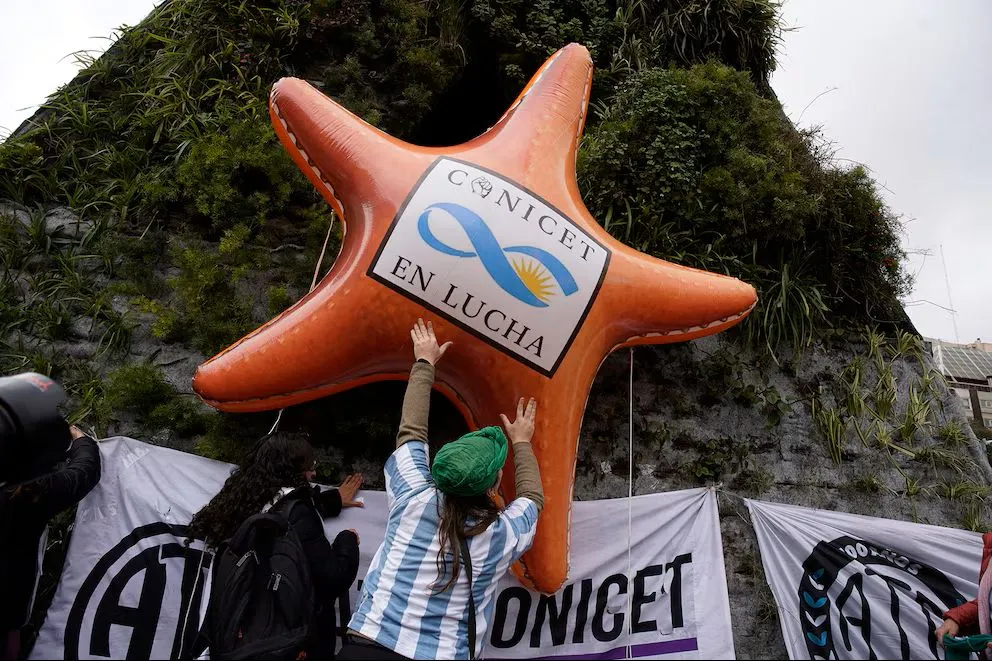 La comunidad científica marchó  y reclamó por la falta de financiamiento: “Estamos viviendo un cientificidio”. Foto Infobae