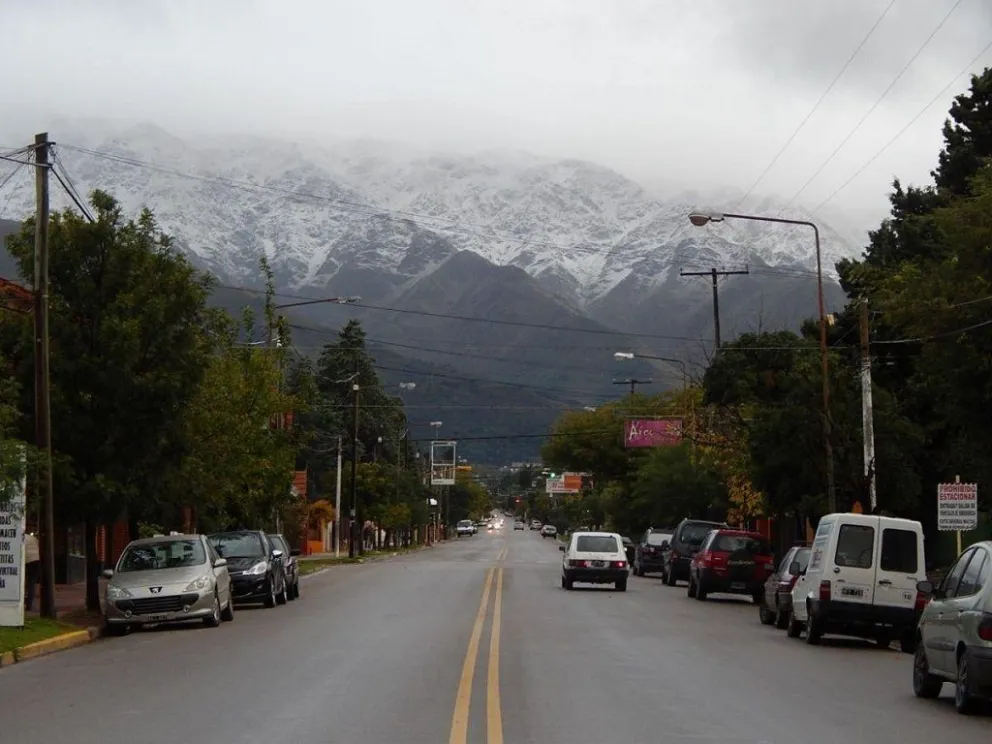 Las Sierras de los Comechingones nevadas, una postal que forma parte de la historia y la identidad de Villa de Merlo. (Foto: Archivo Infomerlo). 
