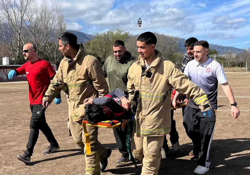 Un jugador de la categoría Sub 17 debió ser asistido por los Bomberos Voluntarios de Carpintería. (Foto: Bomberos Voluntarios de Carpintería)