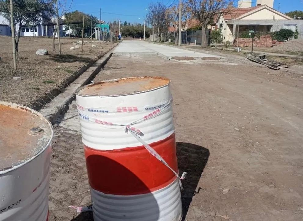 Obra paralizada en la calle Heróes de Malvinas, cuya pavimentación se anunció con bombos y platillos.