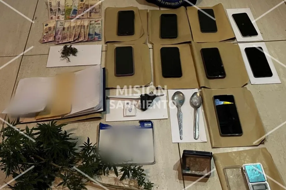 Durante el allanamiento, los investigadores secuestraron un envoltorio con cocaína que, según la estimación policial, permitiría preparar ocho dosis y tendría un valor aproximado de $48.000.