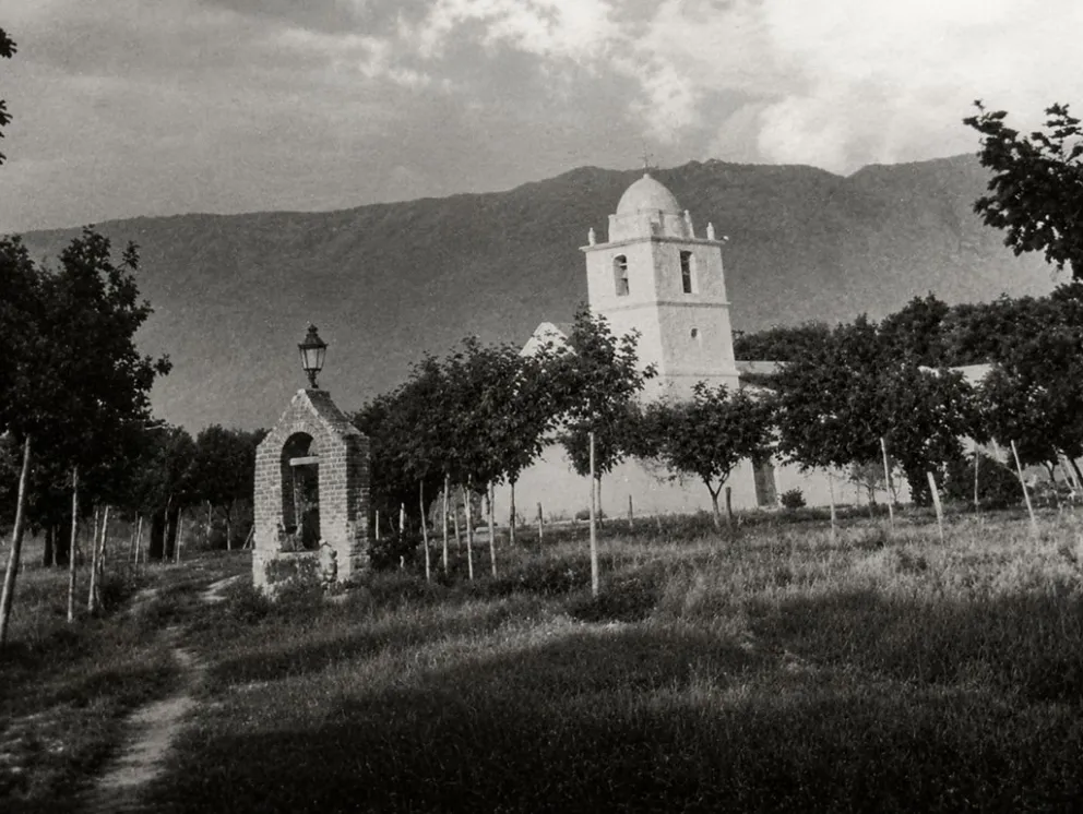 La plaza Sobremonte, la plaza de la Villa de Merlo con sus arboles recien plantados allá por 1918. (Merlo Reseña Histórica de Tránsito Zalazar Palacio)