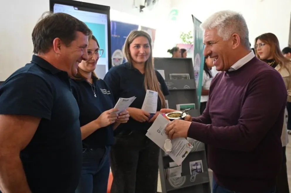 El gobernador Poggi en su recorrida por la Expo Educativa pasó por el stand de la Universidad Nacional de los Comechingones. (Foto: ANSL). 