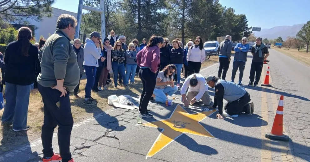 Una estrella amarilla por una nueva víctima en la Ruta 1, en el acceso a Merlo. Foto Alejandro Calderón