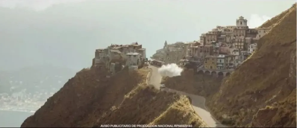 El camino al Filo de las Sierras de los Comechingones convertido en un paisaje de ficción para la publicidad del Ford Focus, filmada en Merlo en 2015. (Archivo Infomerlo).