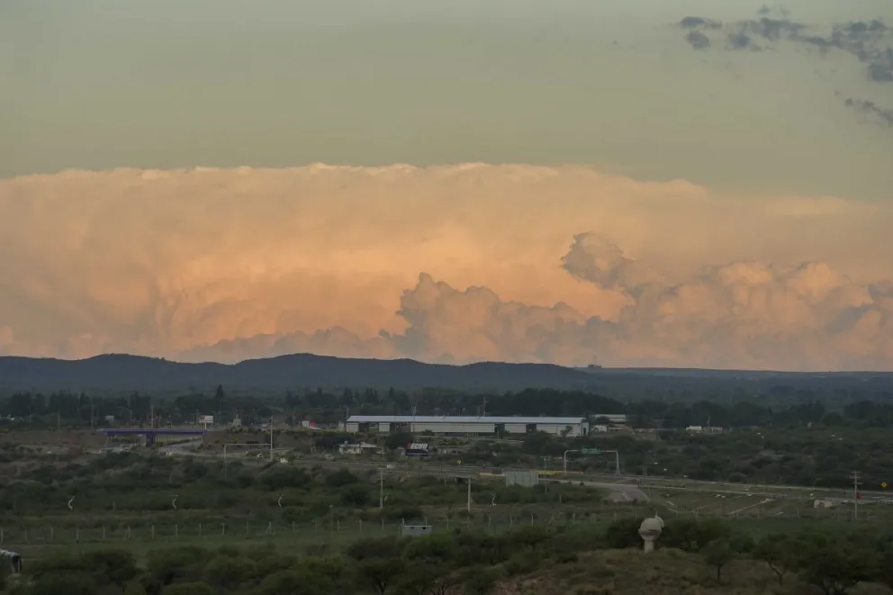 Los antecedentes históricos muestran que durante episodios de El Niño aumenta la probabilidad de precipitaciones superiores a las normales en sectores del noreste y este de Argentina, particularmente el Litoral. 