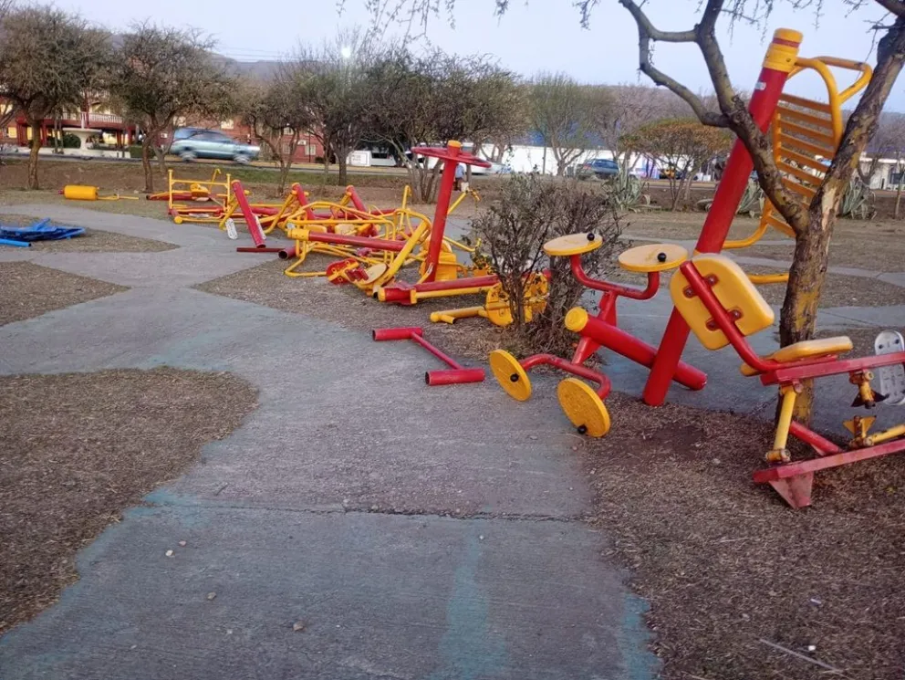 Desmantelan los juegos de la Plaza Los Fresnos y hay preocupación en el barrio 156. 