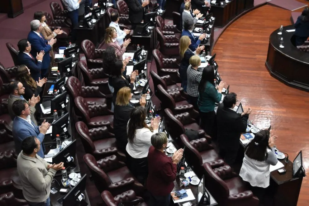 La Cámara de Diputados sancionó por 30 votos a favor y 13 en contra la ley que declara la necesidad de una reforma parcial de la Constitución provincial de 1987. El proyecto ya había obtenido media sanción del Senado el 18 de agosto.