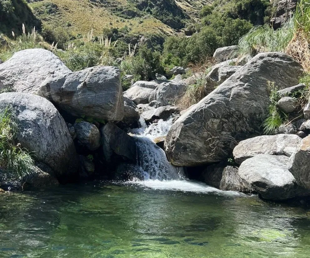 El agua de los arroyos de las Sierras de los Comechingones es uno de los recursos fundamentales para el abastecimiento de Villa de Merlo. Una postal que hoy permite mirar de otra manera los datos de consumo de hace 14 años.