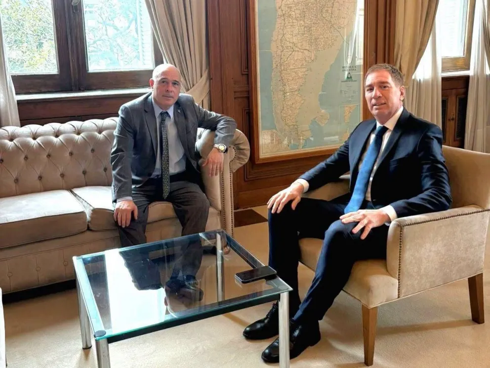"Nos reunimos con el Jefe de Gabinete, Diego Santilli, para seguir trabajando por el proyecto de transformación que lidera el presidente Javier Milei", publicó Abdala.
