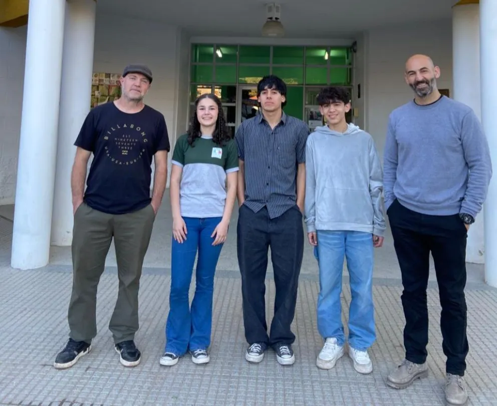 Los estudiantes que fueron participes del proyecto junto a sus docentes.
