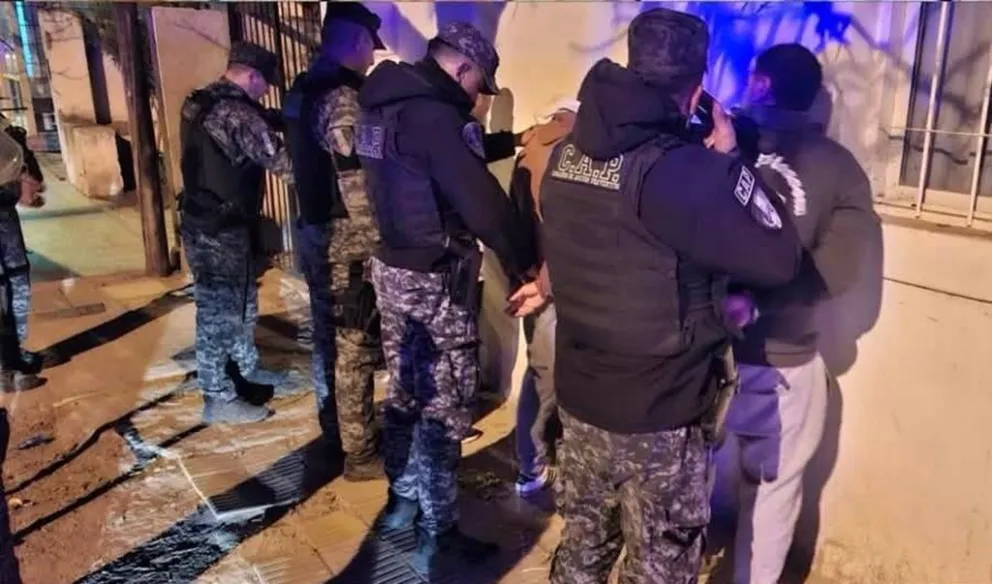Los cuatro detenidos fueron trasladados a la dependencia policial. (Foto: Policía de Córdoba)