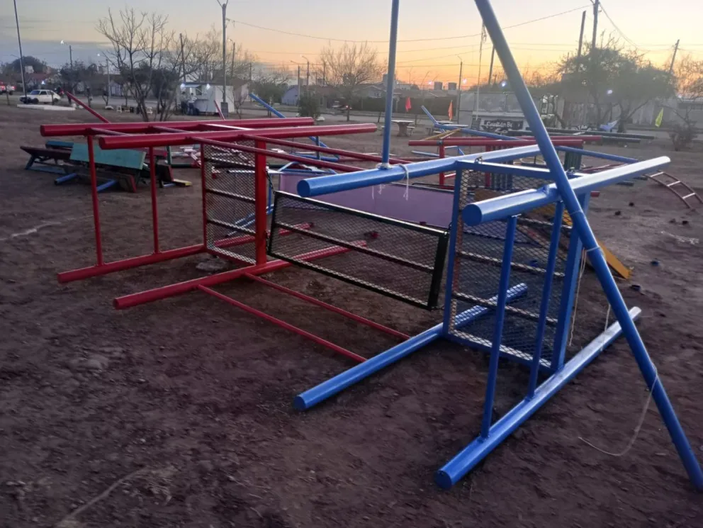 Plaza Saludable de Los Fresnos con los juegos desmontados.