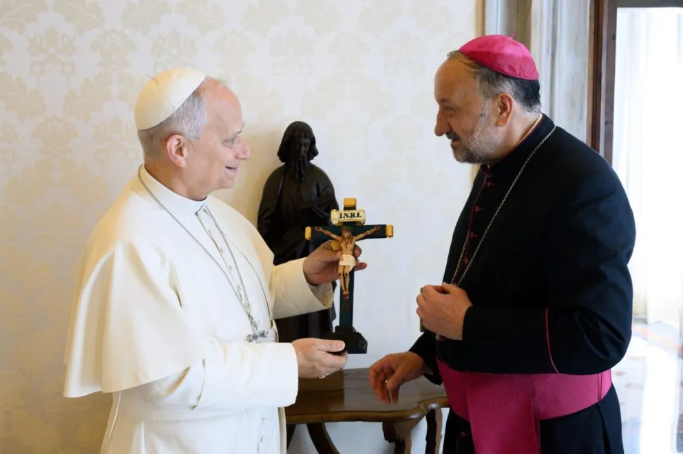 El Papa junto al Monseñor de San Luis con la réplica del Santo Cristo.
