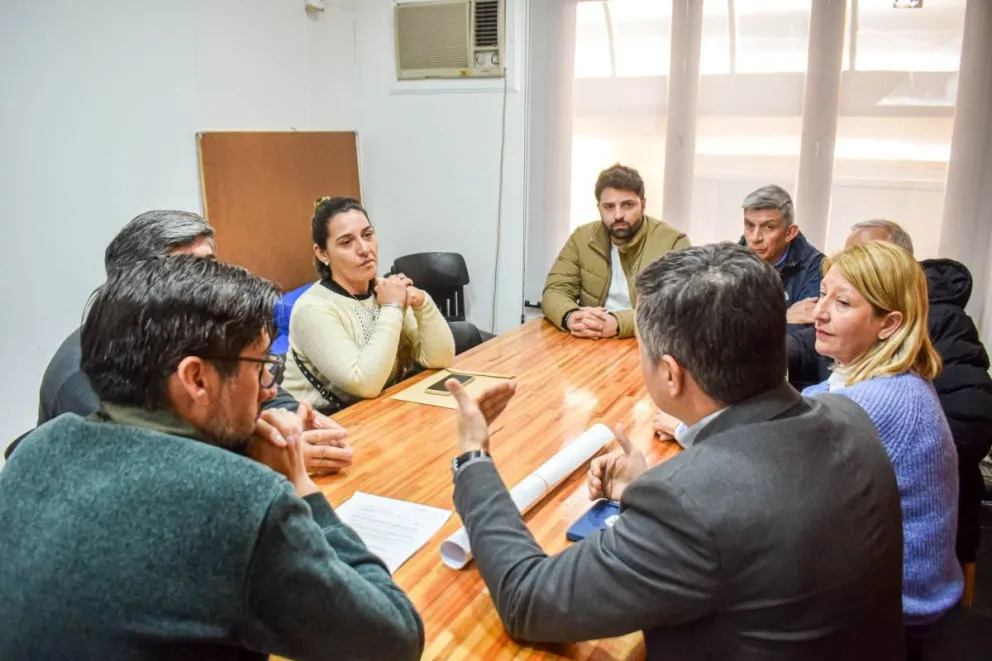 Entre los puntos que vienen reclamando los vecinos se encuentran la documentación que acredite la situación jurídica y disponibilidad del terreno, los planos y permisos correspondientes y la existencia de estudios ambientales.