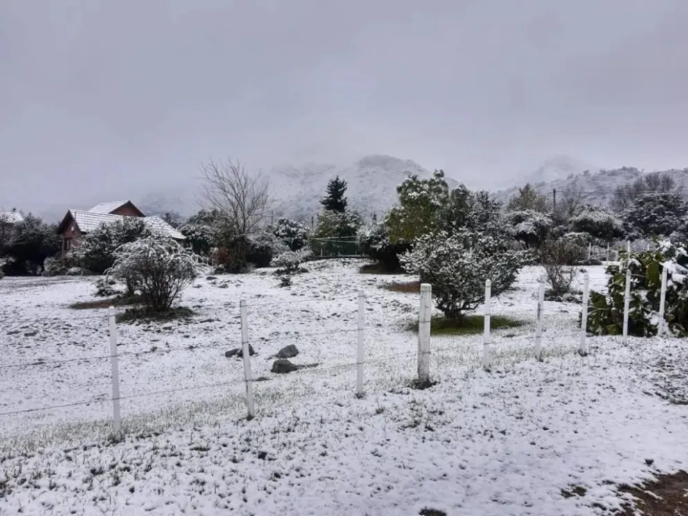 Una postal inolvidable de Villa de Merlo. El 16 de junio de 2021, una intensa nevada transformó el paisaje de la ciudad y las Sierras de los Comechingones. Una postal que quedó registrada en el archivo de Infomerlo y que hoy recuperamos.