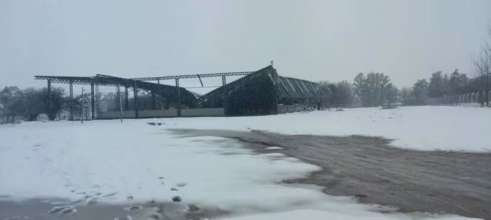 El peso acumulado por la intensa nevada provocó el colapso del techo del Polideportivo Municipal que se encuentra en construcción en Naschel. (Foto; Naschel Noticias)