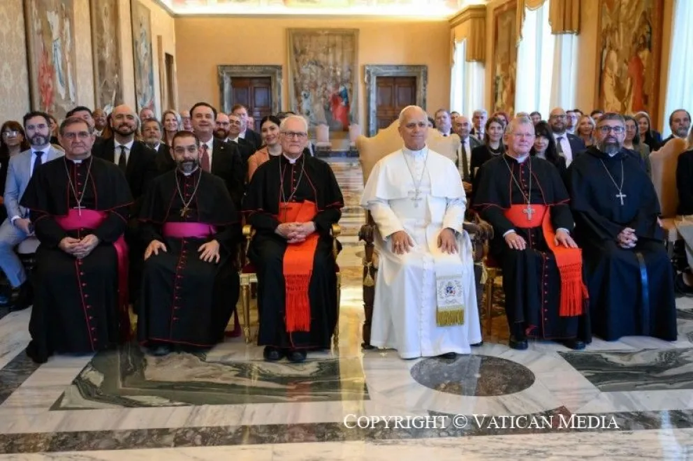 El papa León XIV junto a los participantes del encuentro Fratelli tutti. Entre los asistentes estuvo Agustina Rodríguez Saá, rectora de la UNLC.