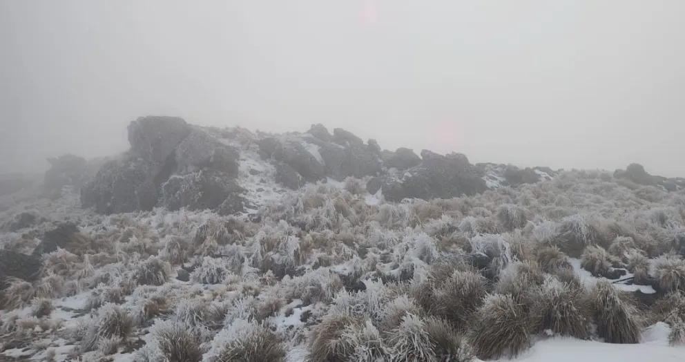 Lunes con el filo serrano aún con nieve y seis grados bajo cero. Foto El Vasco.