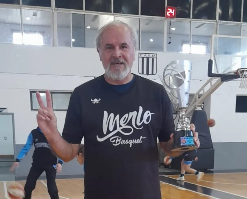 Pablo Scappaticcio, DT de Merlo Básquet, participó como refuerzo de Villa Mitre y consiguió el subcampeonato argentino en la categoría +60.