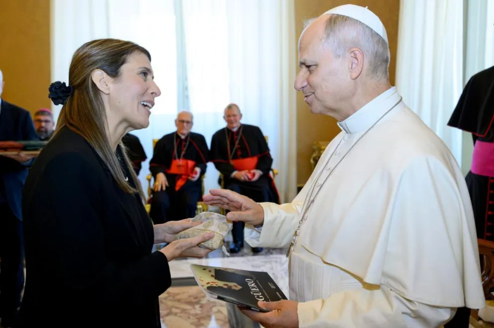 Agustina Rodriguez Saá entrega al papa León XIV la obra del poeta merlino, Antonio Esteban Agüero. Foto gentileza.