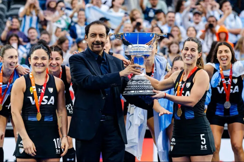 Capitana Agostina Alonso recibe la Copa del Mundo de manos del presidente de la FIH, Tayyab Ikram. FIH