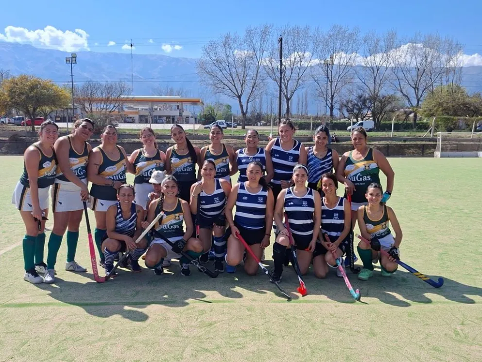 Las Mamis de Alerces compartieron una jornada de hockey en Villa de Merlo.