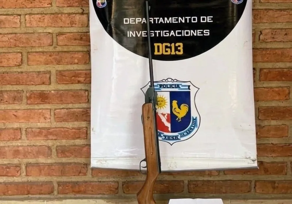 Según informó la Policía de San Luis, los investigadores registraron tres domicilios y encontraron un rifle de aire comprimido marca Krico, calibre 5,5, con culata de madera y sistema de puntería. Foto Pol. de San Luis.