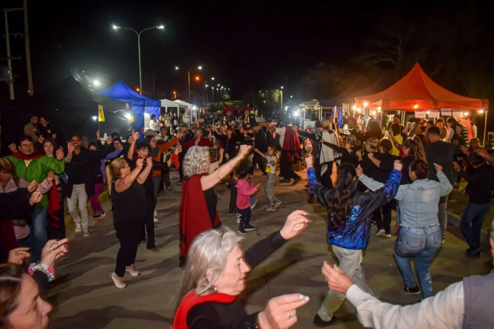 El barrio 272 Viviendas celebró su noveno aniversario con actividades deportivas, danza y espectáculos en la plaza.