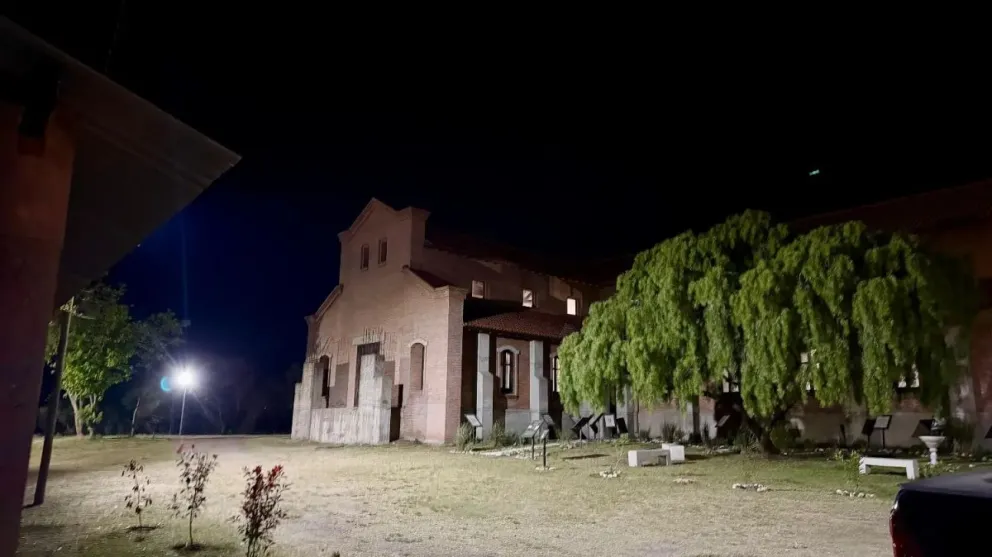 A poco más de un mes del ataque vandálico contra el Templo Mayor de Villa de Merlo, la comunidad de la parroquia Nuestra Señora del Rosario avanzó con nuevas medidas de seguridad. Foto  gentileza.