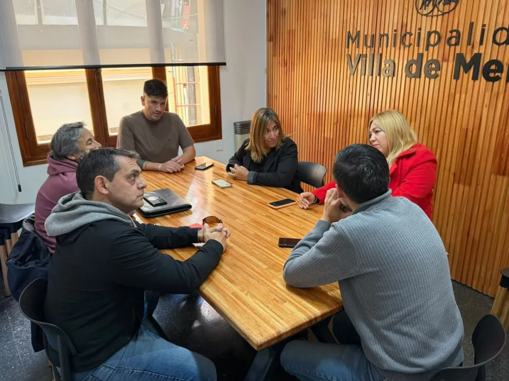 Reunión entre autoridades municipales y representantes de la Cámara de Comercio de Merlo.