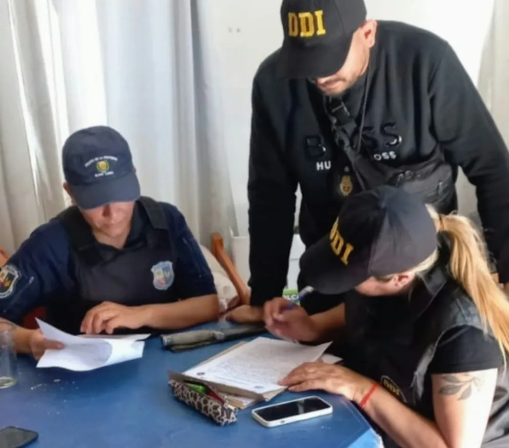 Durante el procedimiento, los efectivos secuestraron un arma blanca tipo machete de aproximadamente 45 centímetros, con cabo gris y funda negra símil cuero.