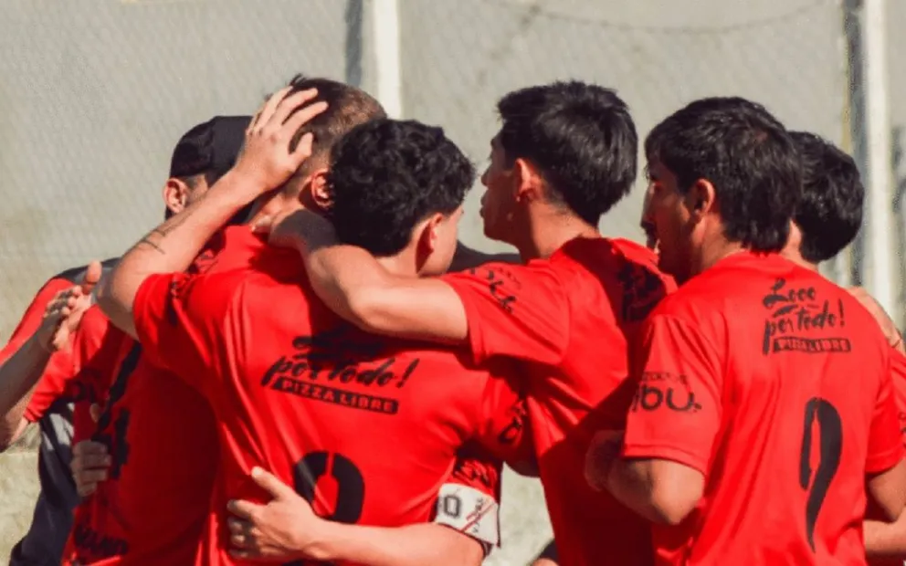 El “Rojo Santo” golea y suma presión en el Regional. (Foto: DSL)