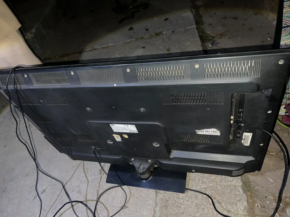El televisor recuperado por la policía tras ser robado de una casa en el barrio El Rosedal. Fotos Pol. San Luis-