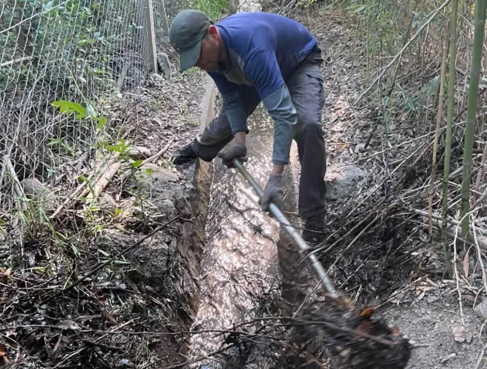 Personal de Servicios Públicos realiza tareas de limpieza y mantenimiento de canales y desagües en distintos sectores de Villa de Merlo.