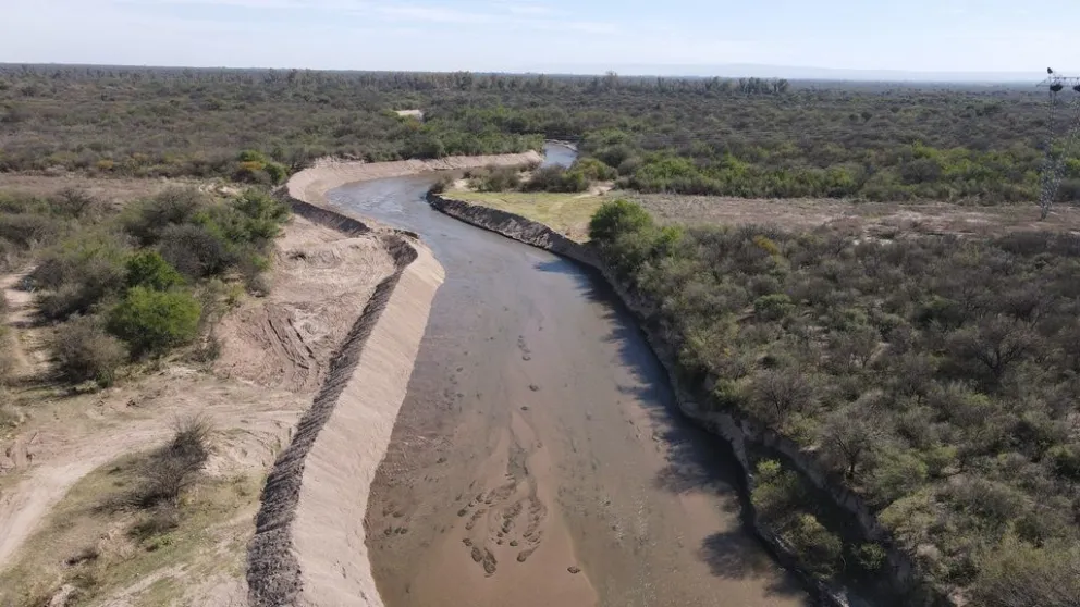 Las tareas se concentraron en corregir y rectificar taludes para mejorar el cauce del río Conlara.