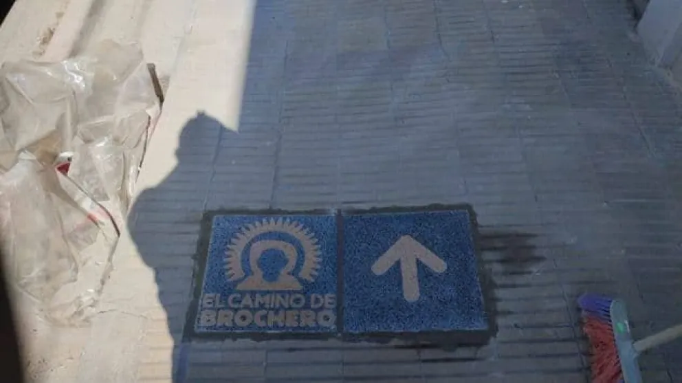 La señalización orienta a los peregrinos a lo largo de los senderos de montaña.