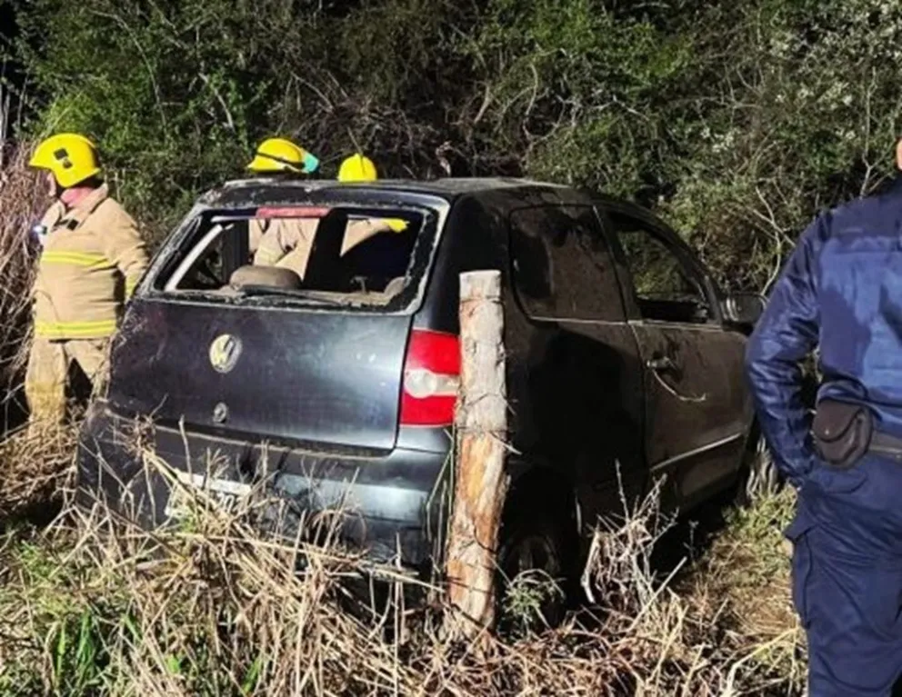 Dos hombres fueron hospitalizados tras el vuelco de un automóvil en Ruta 5. (Foto: Policía de San Luis)