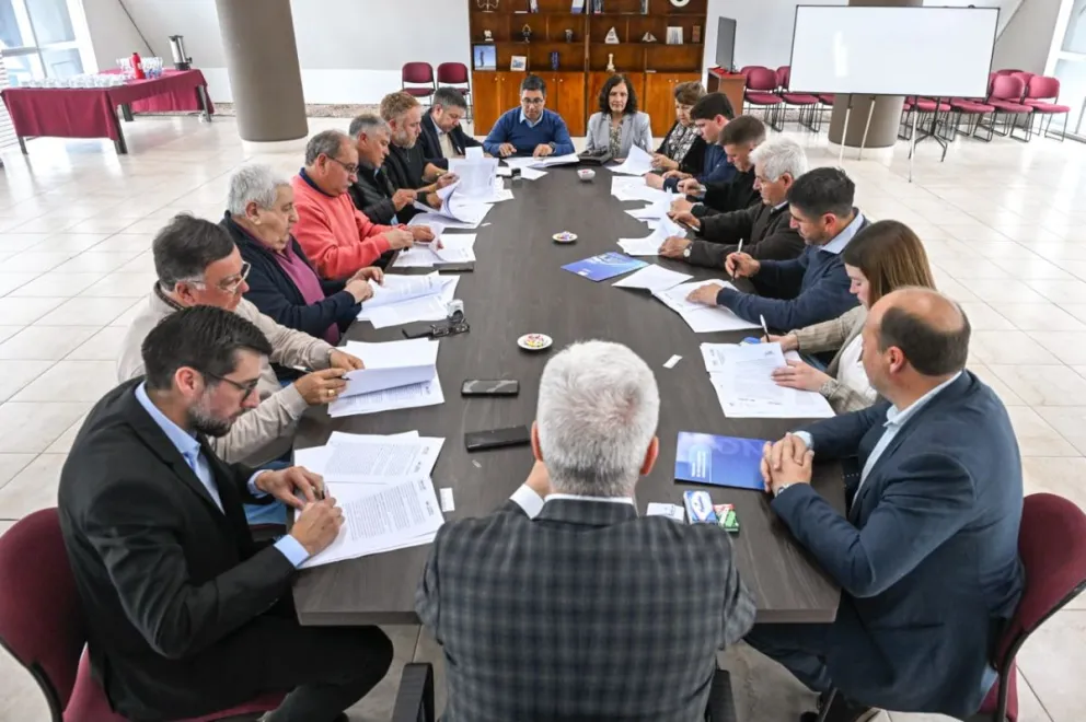 El intendente Leonardo Rodríguez participó de la renovación del programa Construyendo con Tu Pueblo junto a otros 13 jefes comunales. 