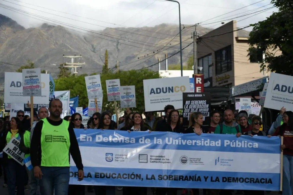 Estudiantes, docentes, trabajadores y autoridades universitarias participaron de la movilización del jueves en Villa de Merlo.