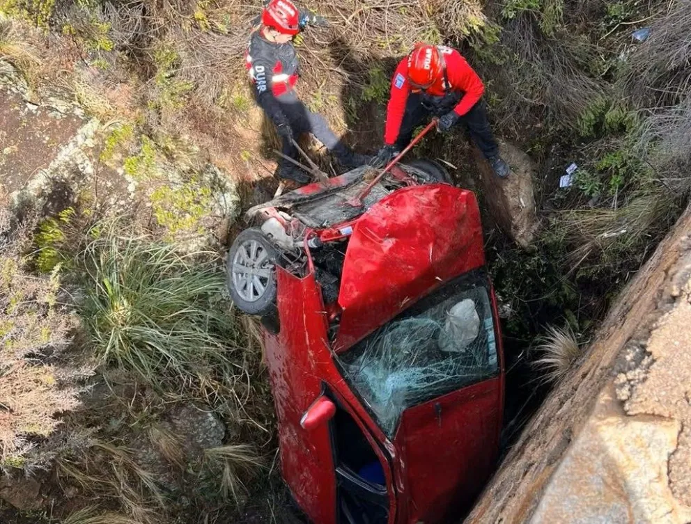 Una camioneta perdió el control y volcó en el camino de las Altas Cumbres. (Foto: Policía de Córdoba)