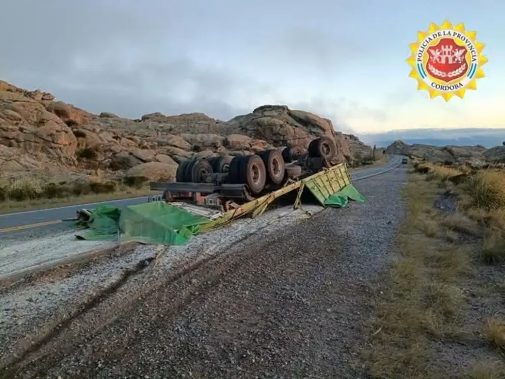 Como consecuencia de la maniobra, el acoplado se desprendió del camión y terminó volcado sobre la carpeta asfáltica. (Foto: Policía de Córdoba)