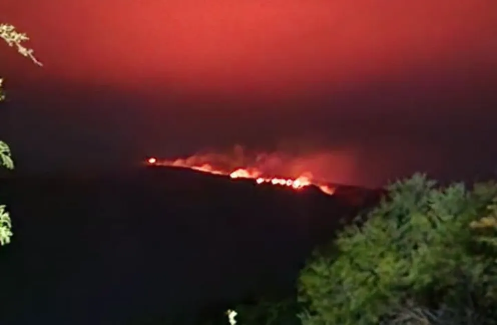 Bomberos de Los Molles y la región se movilizaron por incendio forestal en la sierras. (Foto: Gentileza)