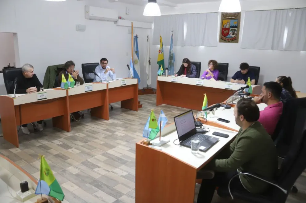 Leonardo Rodríguez asistió al Concejo Deliberante acompañado por Francisco Oviedo. El secretario de Gestión Administrativa y Finanzas, Francisco Leiva, no participó de la reunión.