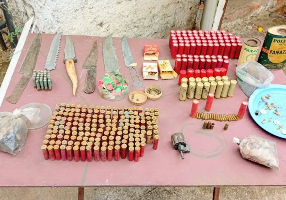Durante el procedimiento, la Policía incautó más de 300 cartuchos de distintos calibres, armas y elementos que serán examinados en la investigación. Foto Policia de San Luis.