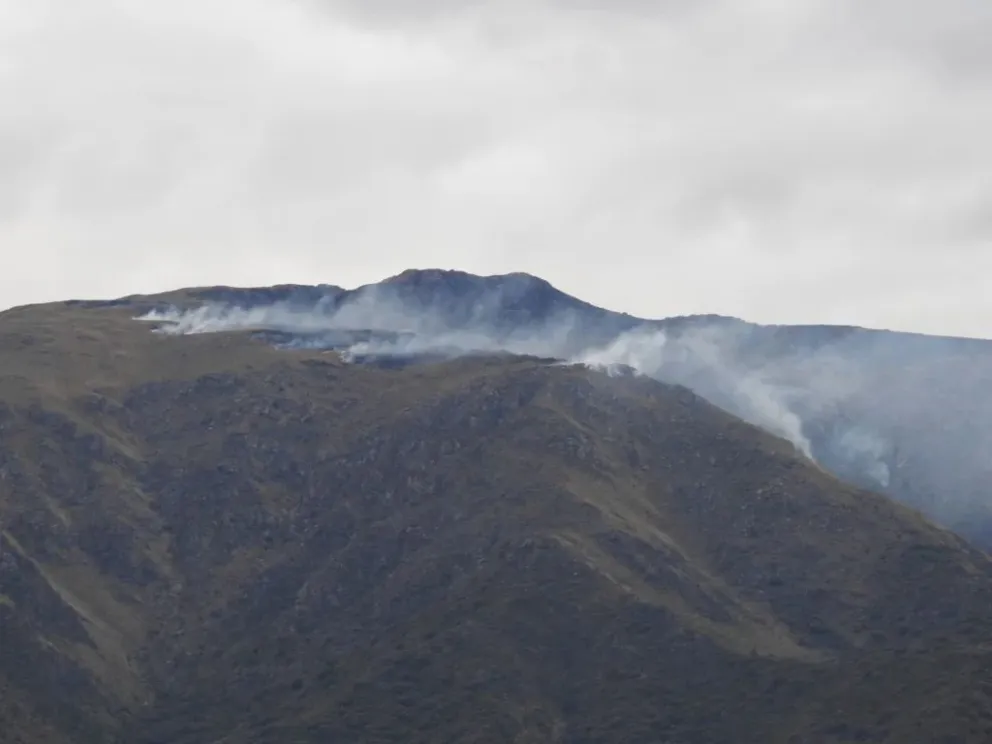 El incendio permanece activo en el Filo de Merlo. Las primeras estimaciones indican que el fuego alcanzó entre 10 y 15 hectáreas.