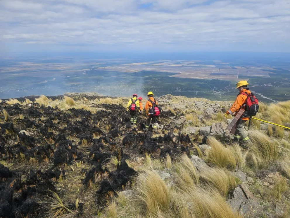 Intenso trabajo de los bomberos voluntarios de Los Molles en el lugar del siniestro que se inició ayer.